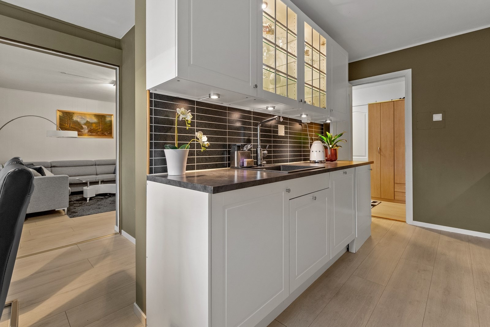 Leiligheten har gjennomgått en rekke oppgraderinger de siste årene, med blant annet nytt kjøkken i 2020. Innredningen er vurdert til TG1 av takstmann. Galleribilde