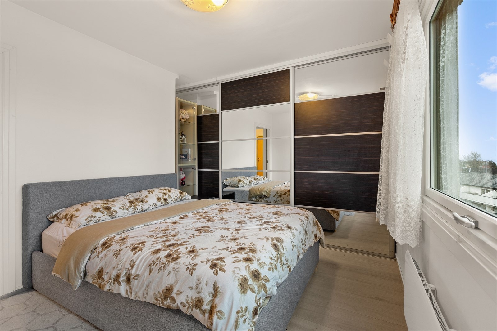 Hovedsoverommet er romslig på hele 12,5 m², med god plass til dobbeltseng, stor garderobeløsning og annen møblering etter eget ønske. Galleribilde