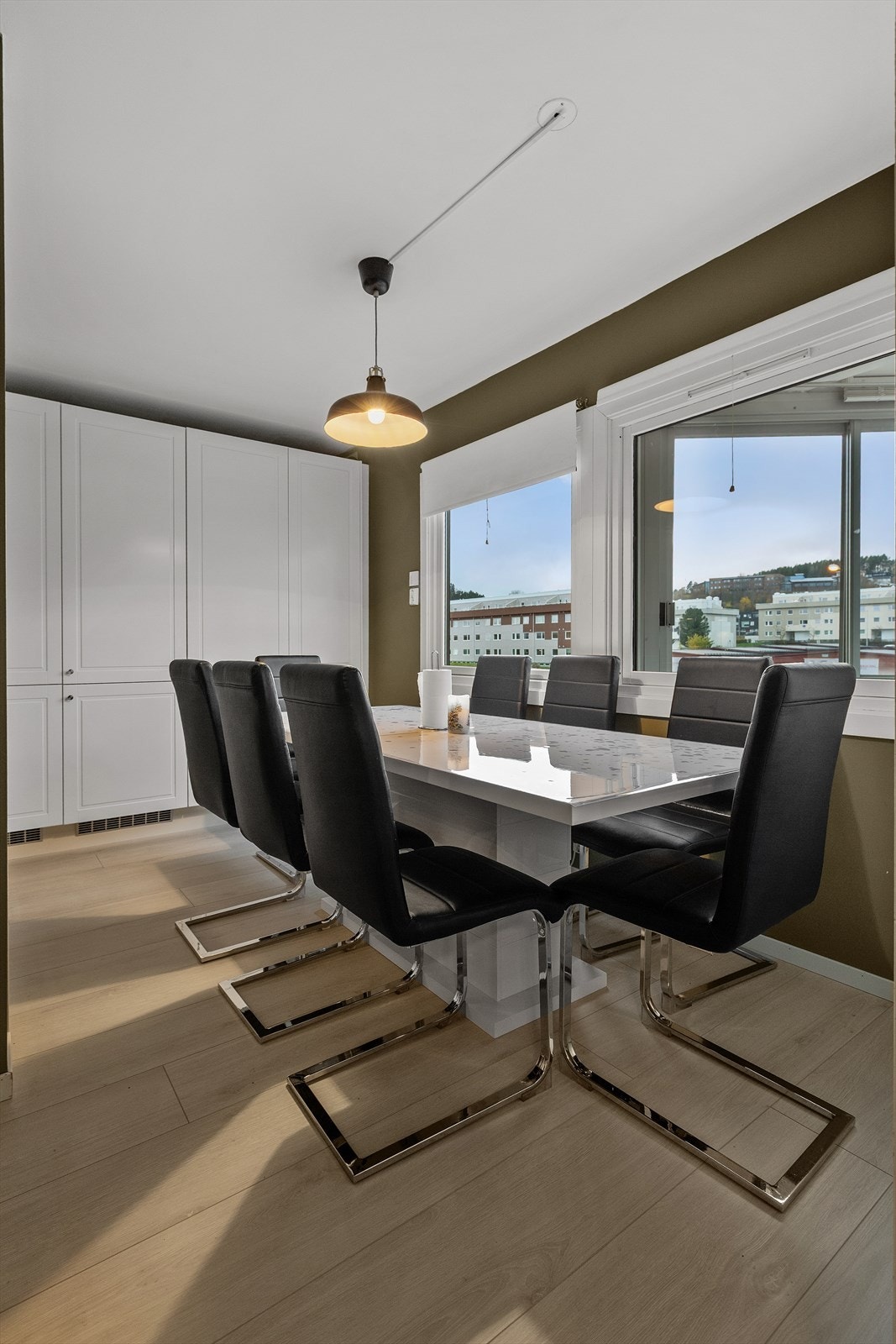 På kjøkkenet er det også god plass til stort spisebord eller annen ønsket møblering. Galleribilde