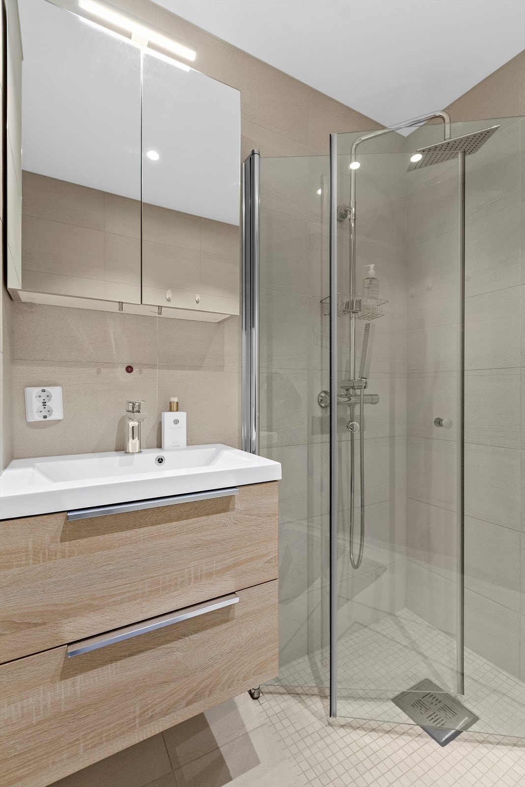 Badet er oppgradert i 2020 og pent innredet med fliser på gulv og vegger. Innvendige vann- og avløpsrør er også byttet i 2020, med rør-i-rør system og fordelerskap plassert på bad. Galleribilde