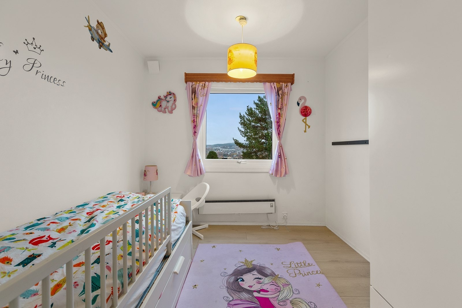 Soverom nummer to måler 8 m² og kan egne seg godt som barnerom, gjesterom eller hjemmekontor. Galleribilde