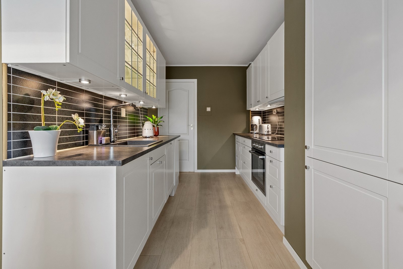 Kjøkkenet, som strekker seg over hele 16,5 m² byr på integrerte hvitevarer med koketopp, stekeovn, oppvaskmaskin, kjøleskap, fryseskap og opplegg for vaskemaskin. Galleribilde