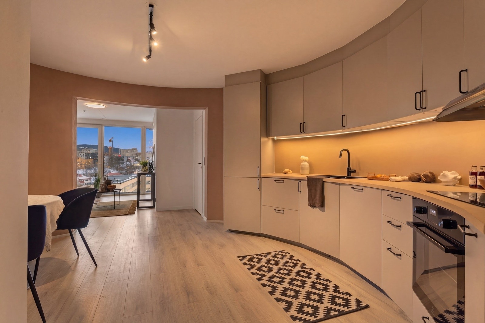 Velkommen til Trondheimsveien 197A - Presenteres av Eiendomsmegler MNEF/Partner Sarvajuthan Mahalingam v/Privatmegleren! (Fotograf: Alejandro Villanueva) Galleribilde