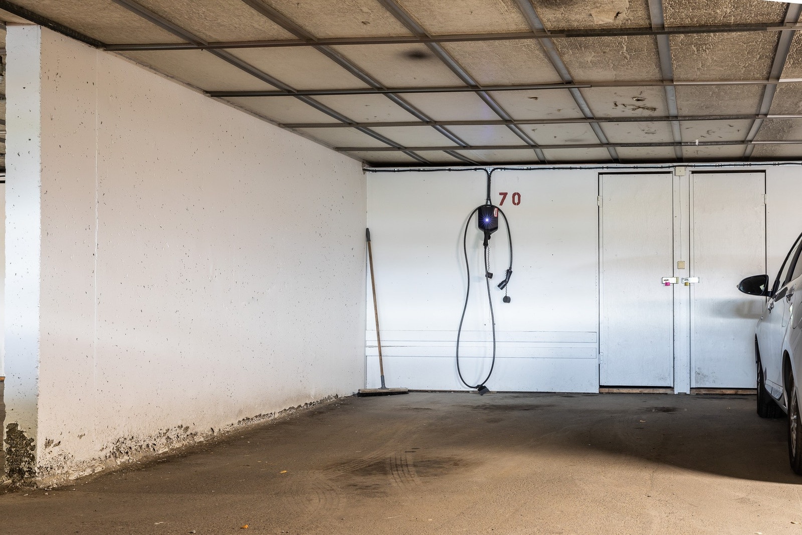 Det medfølger parkeringsplass i felles garasjeanlegg med elbillader, samt bod. Galleribilde