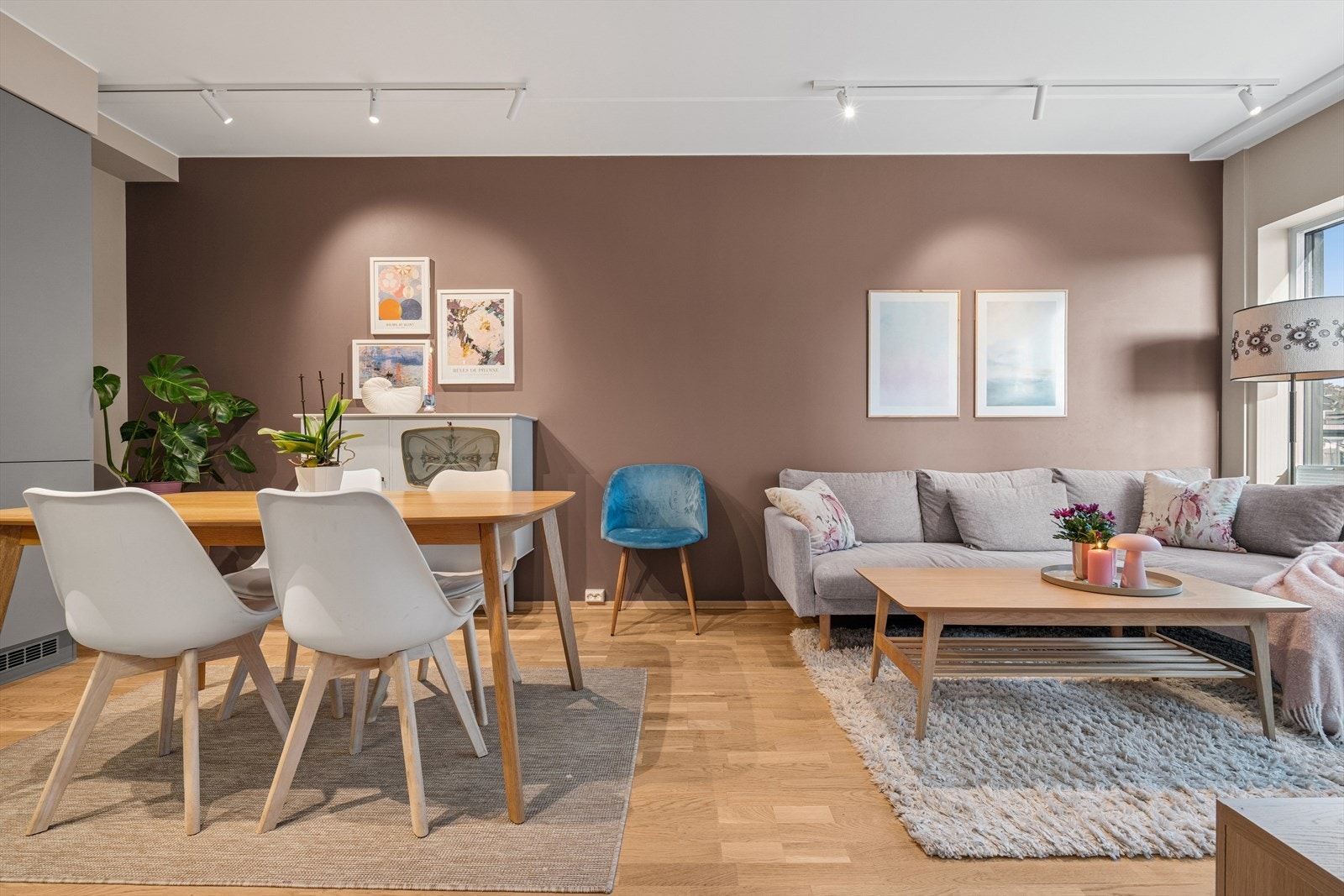 Leiligheten er utført med et lyst parkettgulv og vegger malt i en tidsriktig lun farge. Galleribilde