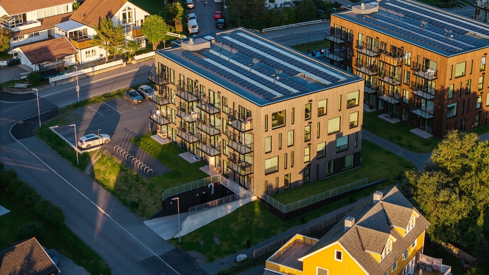 Det er enkel adkomst med nedkjørsel til garasje fra offentlig vei - Bygget har heis både fra bakkeplan og garasje Galleribilde