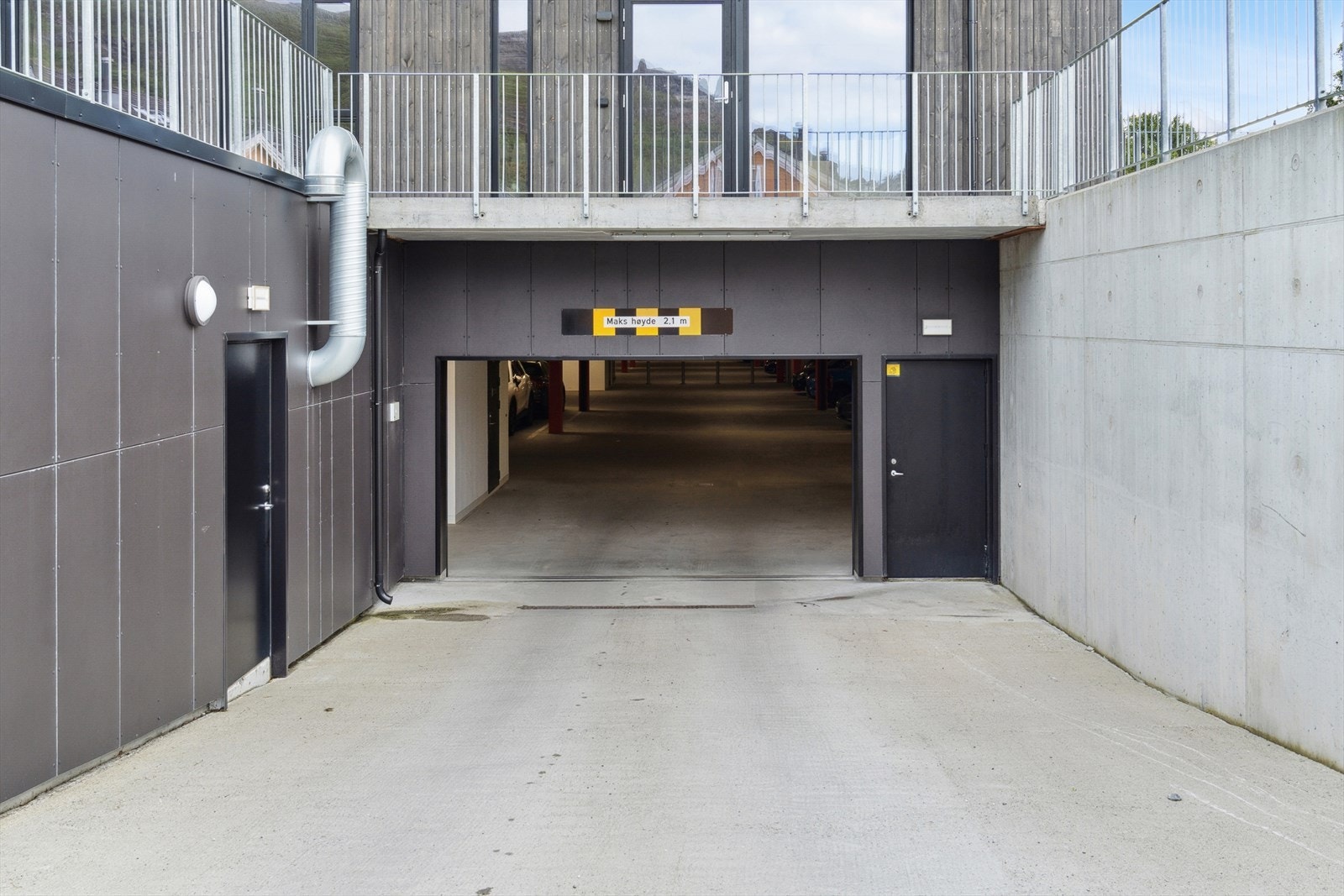 Nedkjøring til garasjeanlegg. Galleribilde