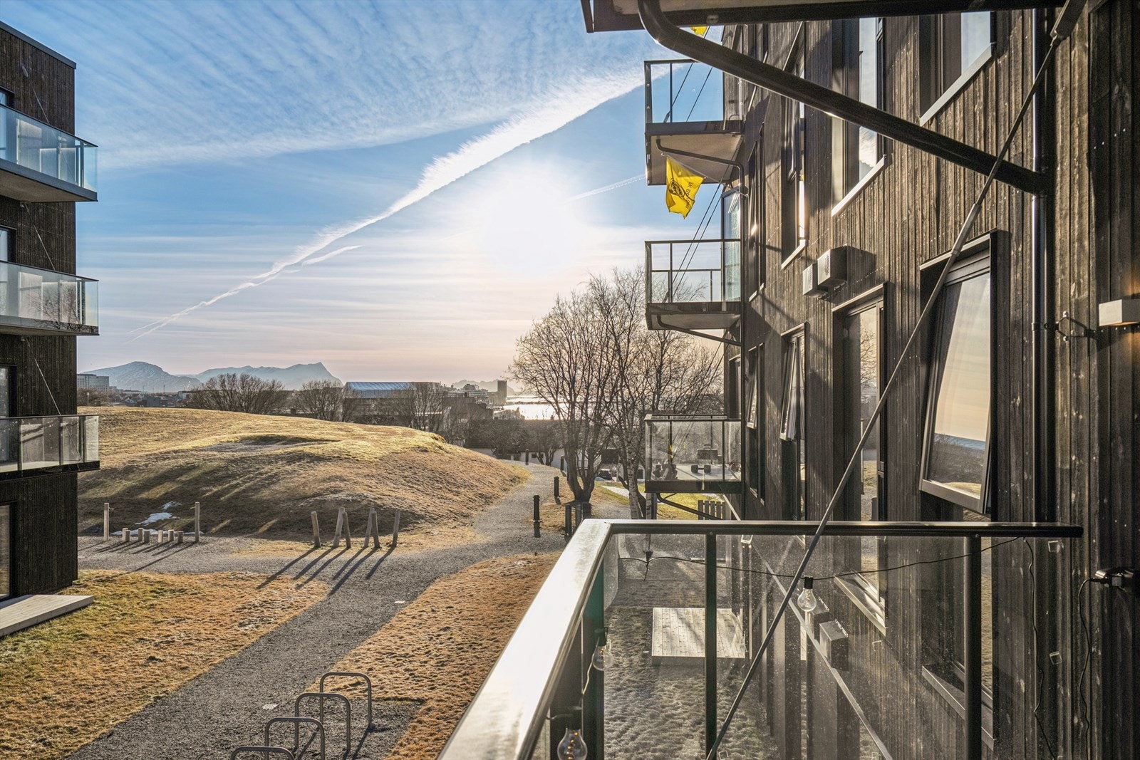 Fra stuen er det utgang til balkong med glassrekkverk - Balkongen vender mot sør/sørøst. Galleribilde