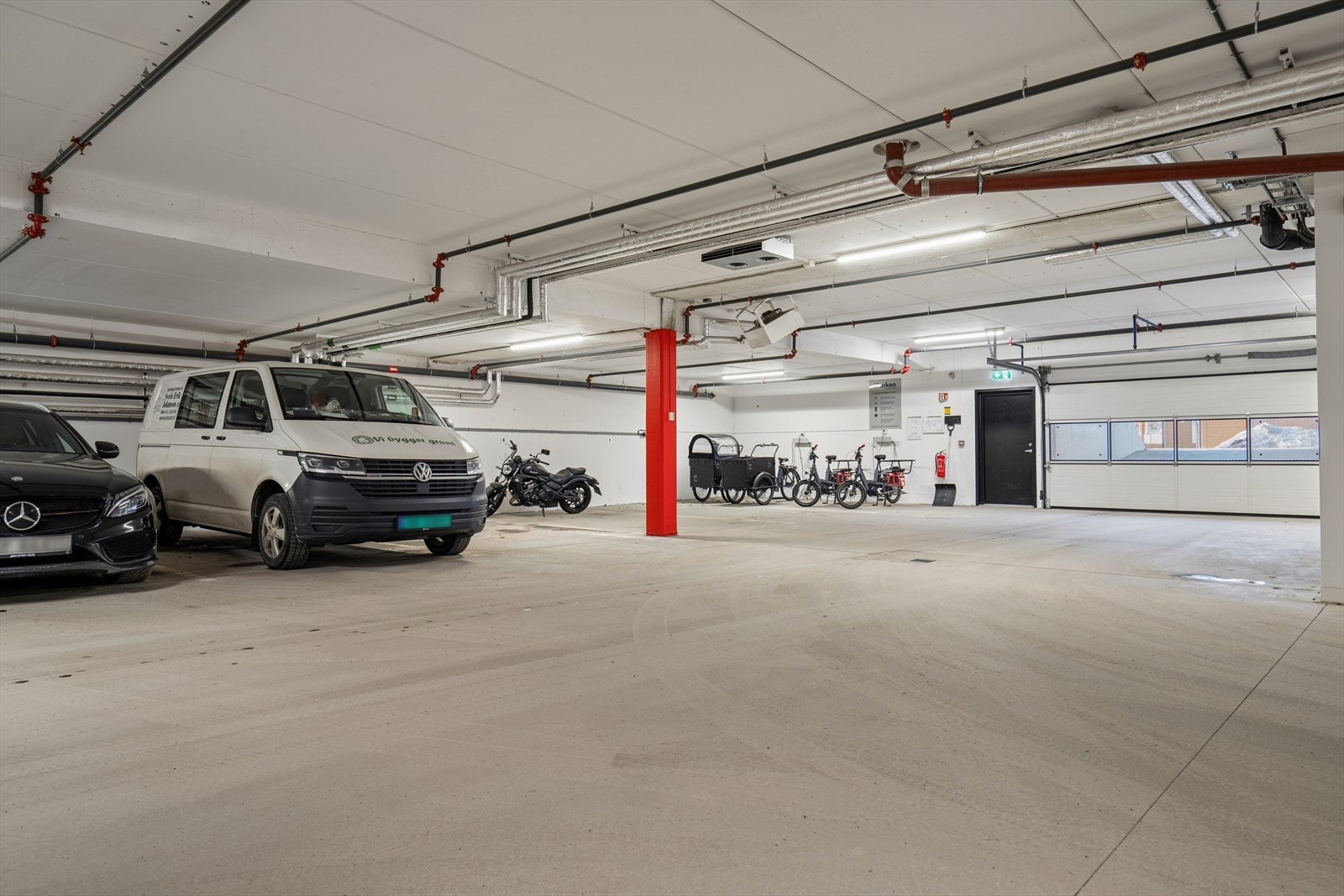 Fast p-plass i garasjekjeller m/mulighet for å sette opp ladeboks. Galleribilde