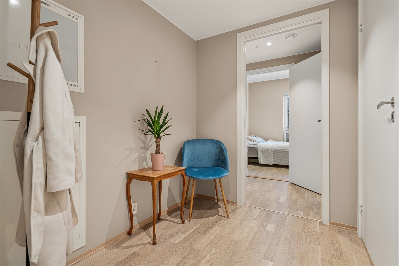 Entrèen er praktisk med god plass til å henge fra seg yttertøy. Galleribilde