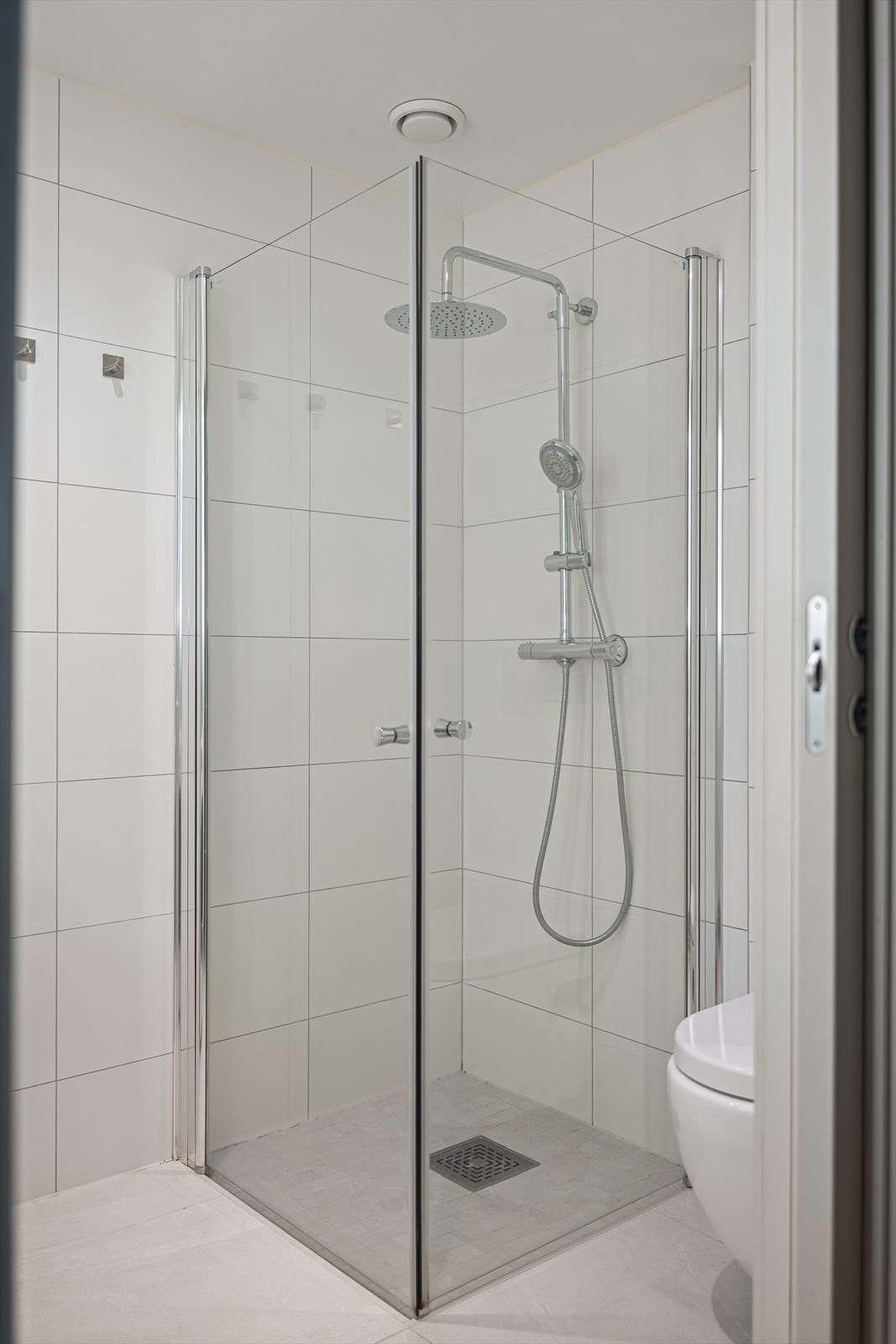 Dusjhjørne med innfellbare glassdører. Galleribilde