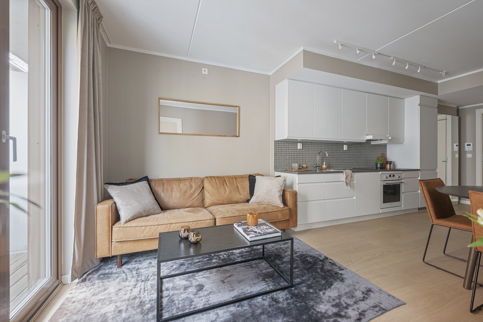 Som beboer i borettslaget har man tilgang til en spektakulær takterrasse med jacuzzi, sauna, dusj, urtehage og utekjøkken. Her kan du ta heisen direkte opp for et morgen- eller kveldsbad i jacuzzien. Galleribilde