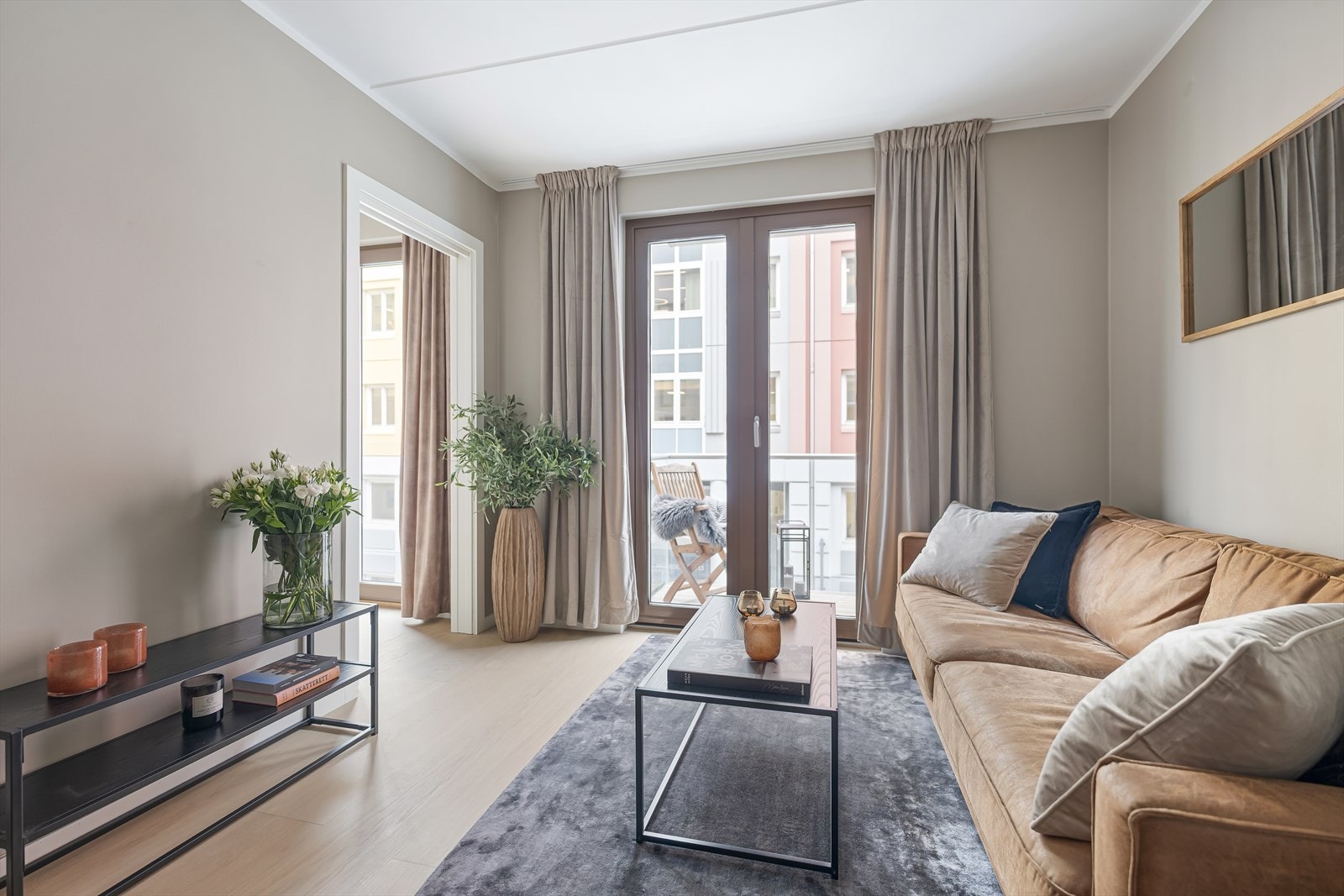 Leiligheten har en høy standard og en flott beliggenhet i Mariboes gate midt i Oslo sentrum - sentralt, men tilbaketrukket. Galleribilde