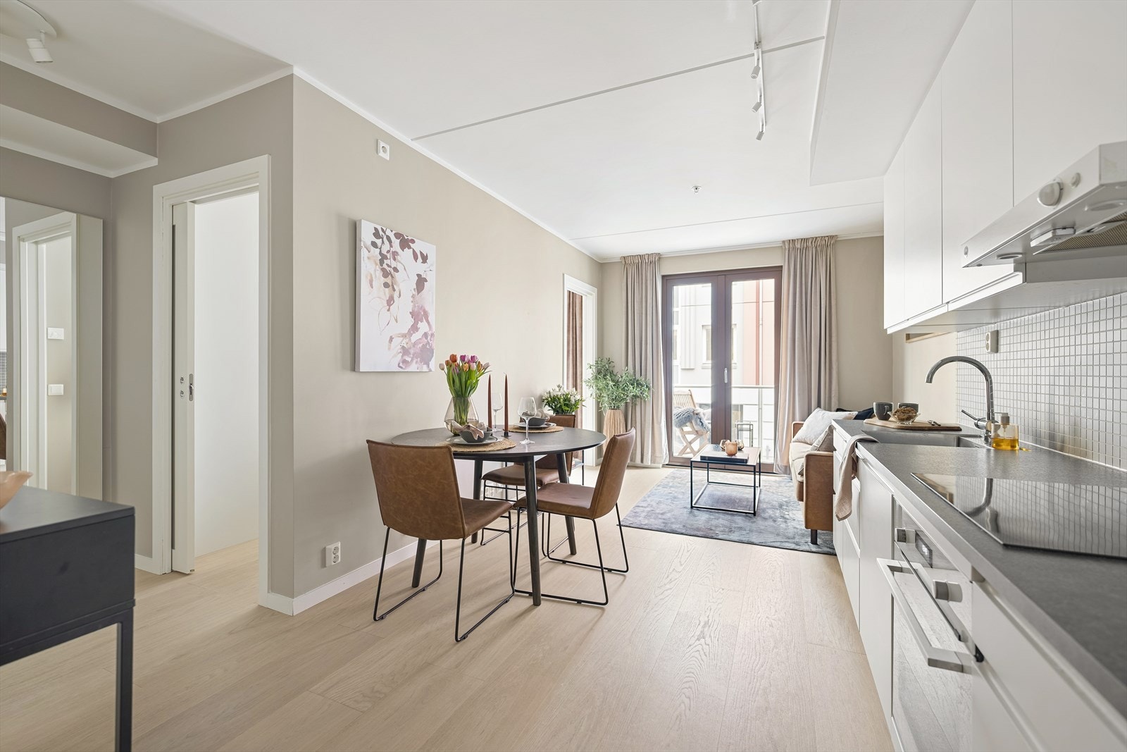 Her får du både balkong og en fransk balkong, lekkert bad, pent kjøkken og et innbydende soverom. I tillegg har den god takhøyde med store vindusflater som gir godt med naturlig lys. Galleribilde