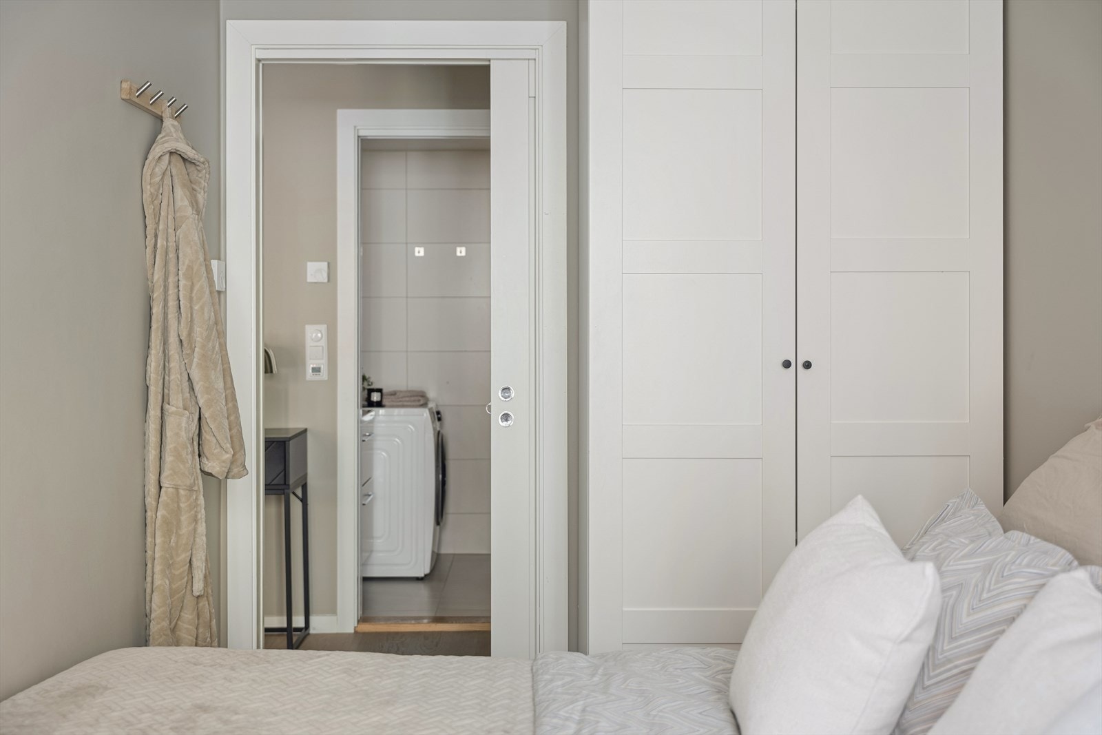 Det er i tillegg plass til garderobeskap, noe som gir gode oppbevaringsmuligheter. Galleribilde