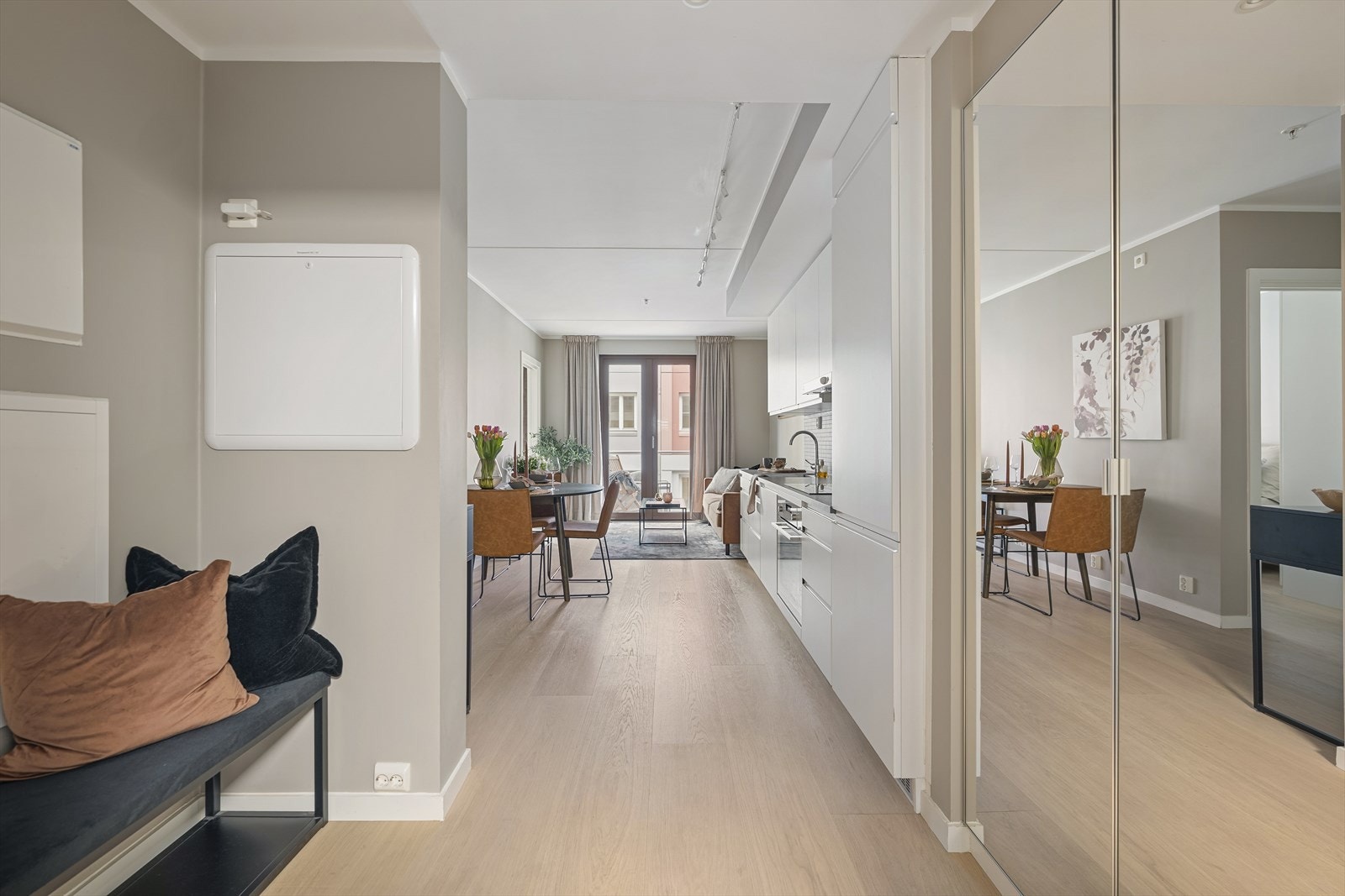 Velkommen inn - Praktisk og innbydende entré med tilgang til plassbygd garderobeskap når du kommer inn. Galleribilde