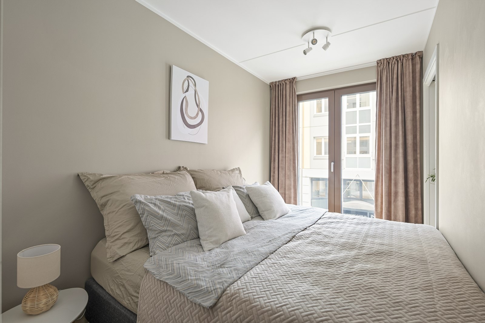 Rommet oppleves som romslig, med god plass til dobbeltseng og tilhørende møblement. Her har man også tilgang til en fransk balkong. Galleribilde