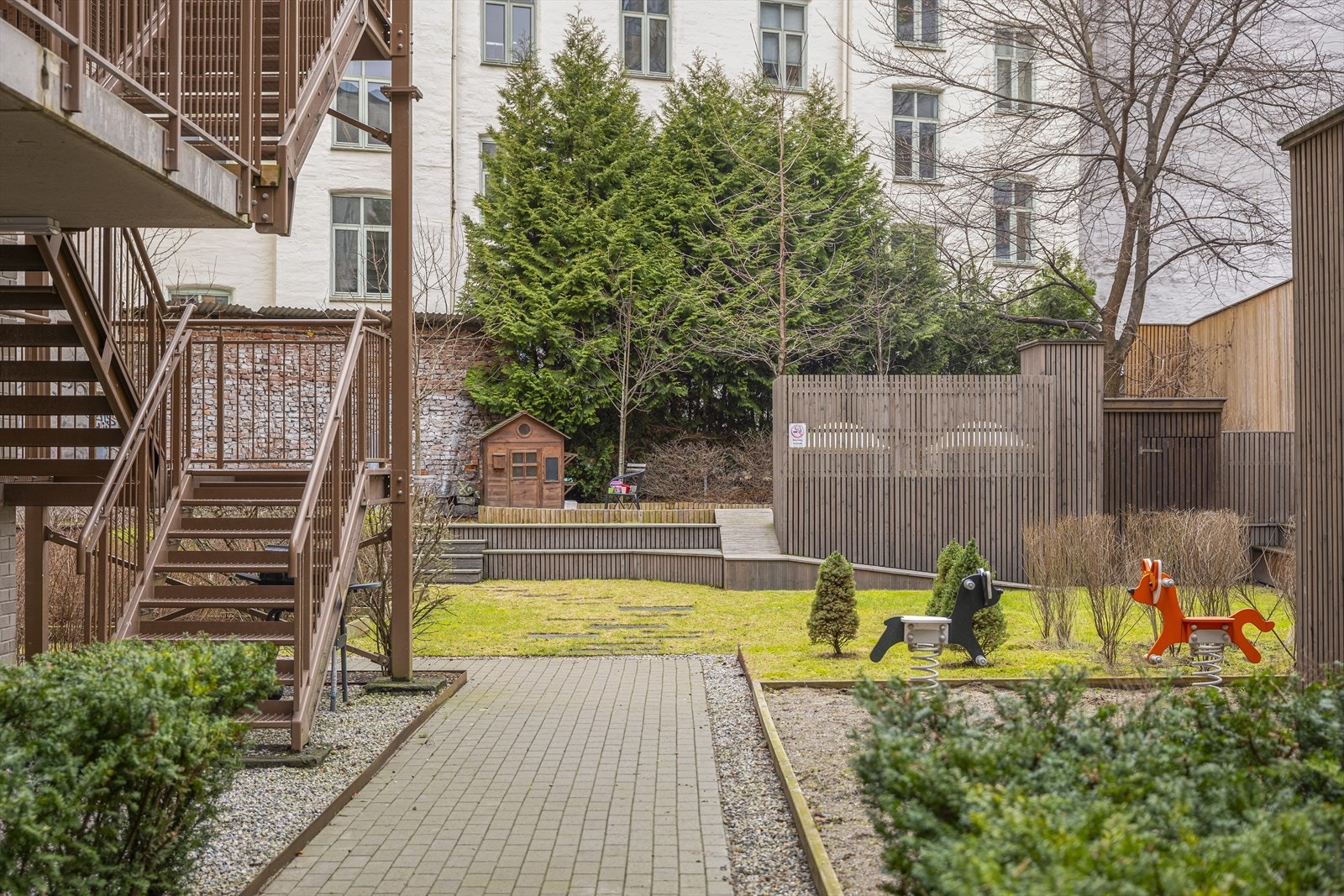 Felles bakgård. Galleribilde