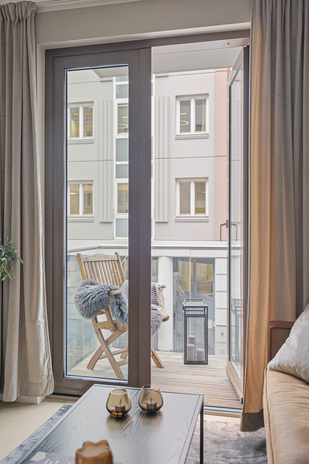 Fra stuen er det også utgang til 3 kvm balkong som ligger sørøstvendt. Galleribilde