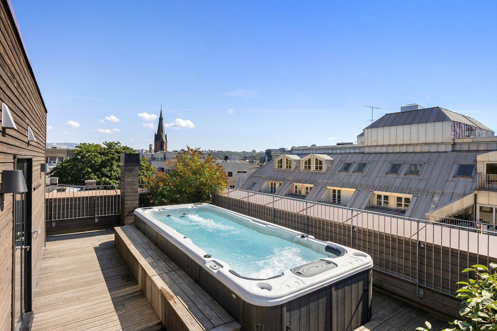 Fantastisk felles takterrasse med jacuzzi og utsikt over byen. Galleribilde