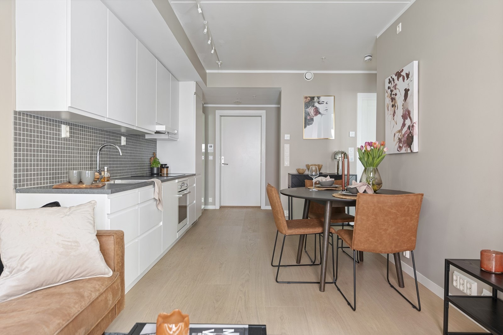 Stue og kjøkken ligger i en åpen løsning som gir boligen et luftig preg og god arealutnyttelse. Galleribilde