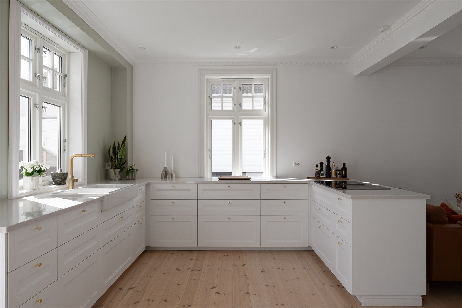 Her er det rikelig med skap- og benkeplass - noe hobbykokken vil sette stor pris på. Galleribilde