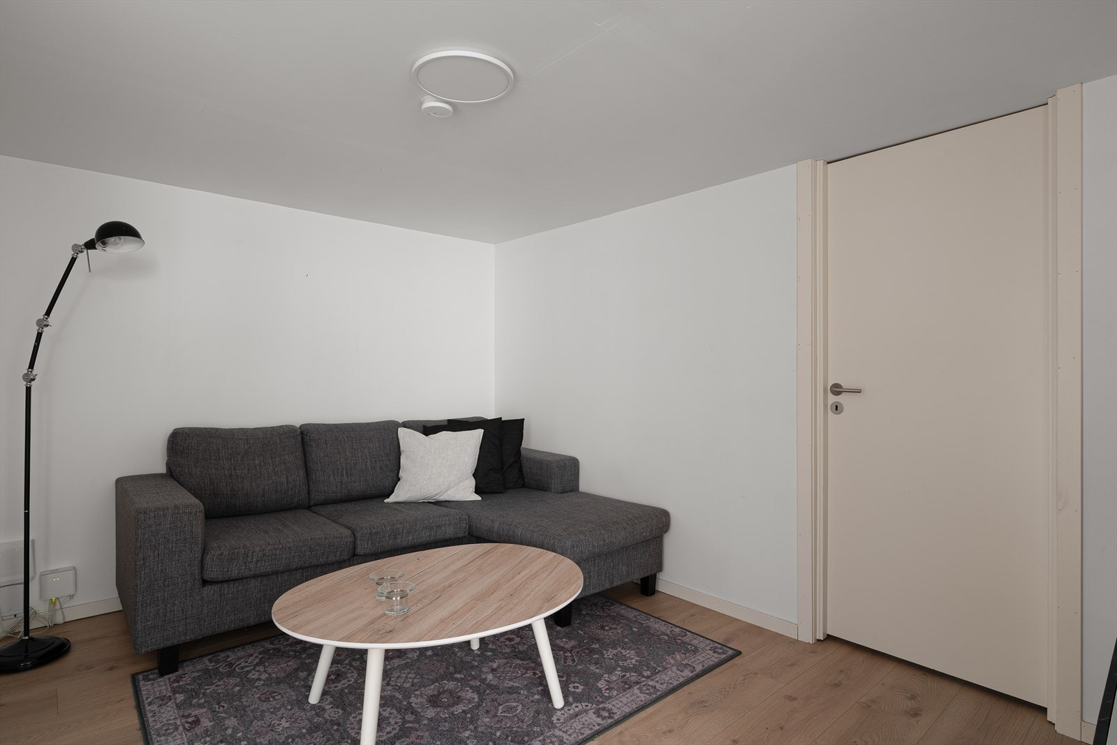 Kjelleren inneholder stue, kjøkken, to soverom og bad. Kjeller er ikke godkjent for varig opphold. Galleribilde