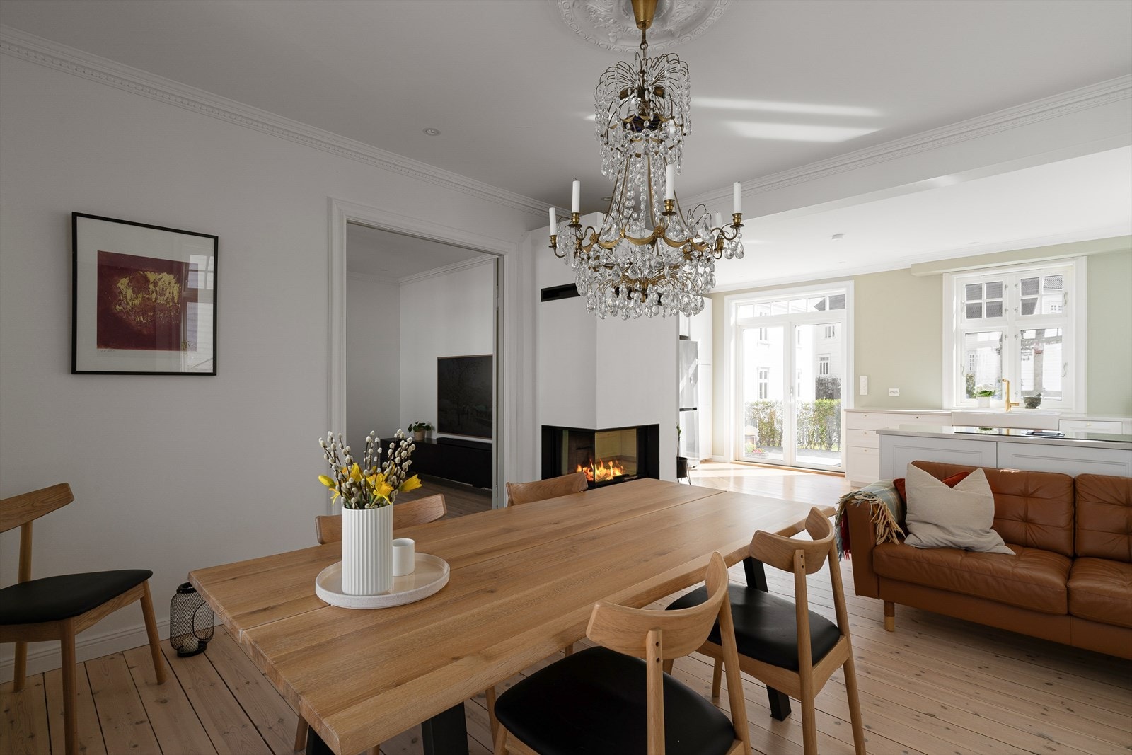 Stuen er lekker, lys og romslig, holdt i herlige fargetoner Galleribilde