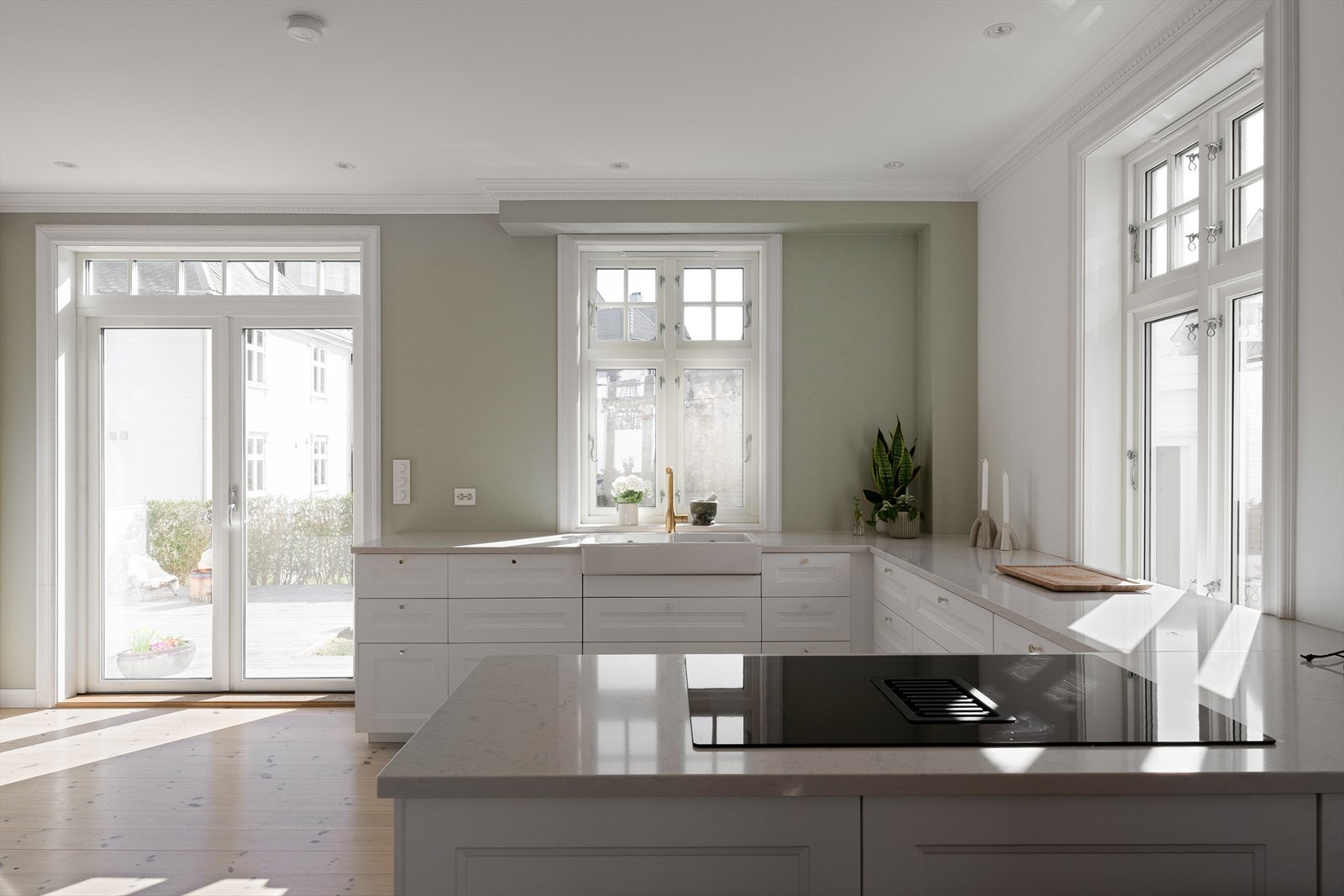 Fra kjøkkenet er det utgang til terrasse og hage. Galleribilde