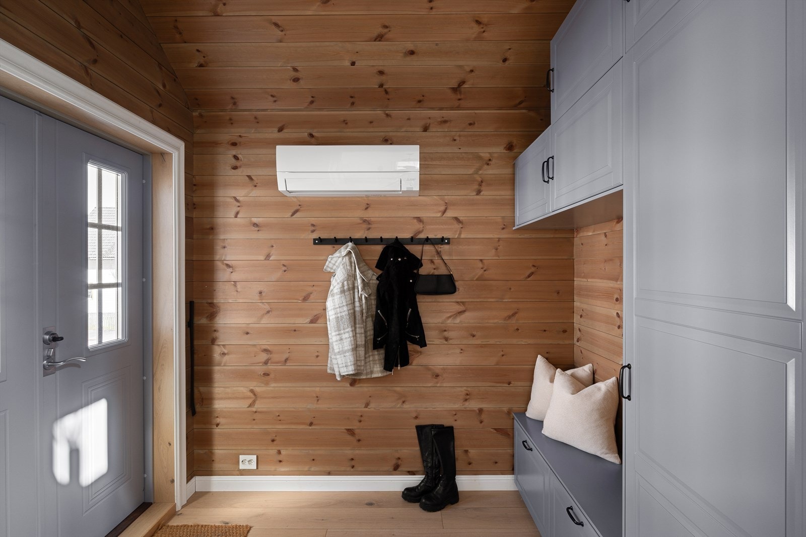 Innbydende gang med god plass til å henge fra seg yttertøy. Galleribilde