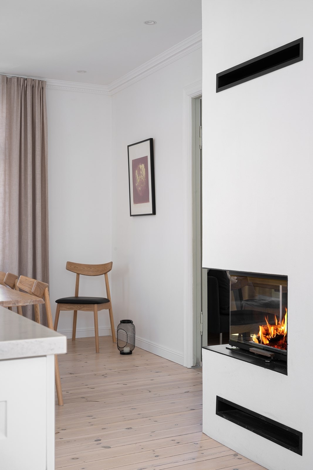 I stuen er det peis som gir varme og hygge på kjølige dager. Galleribilde