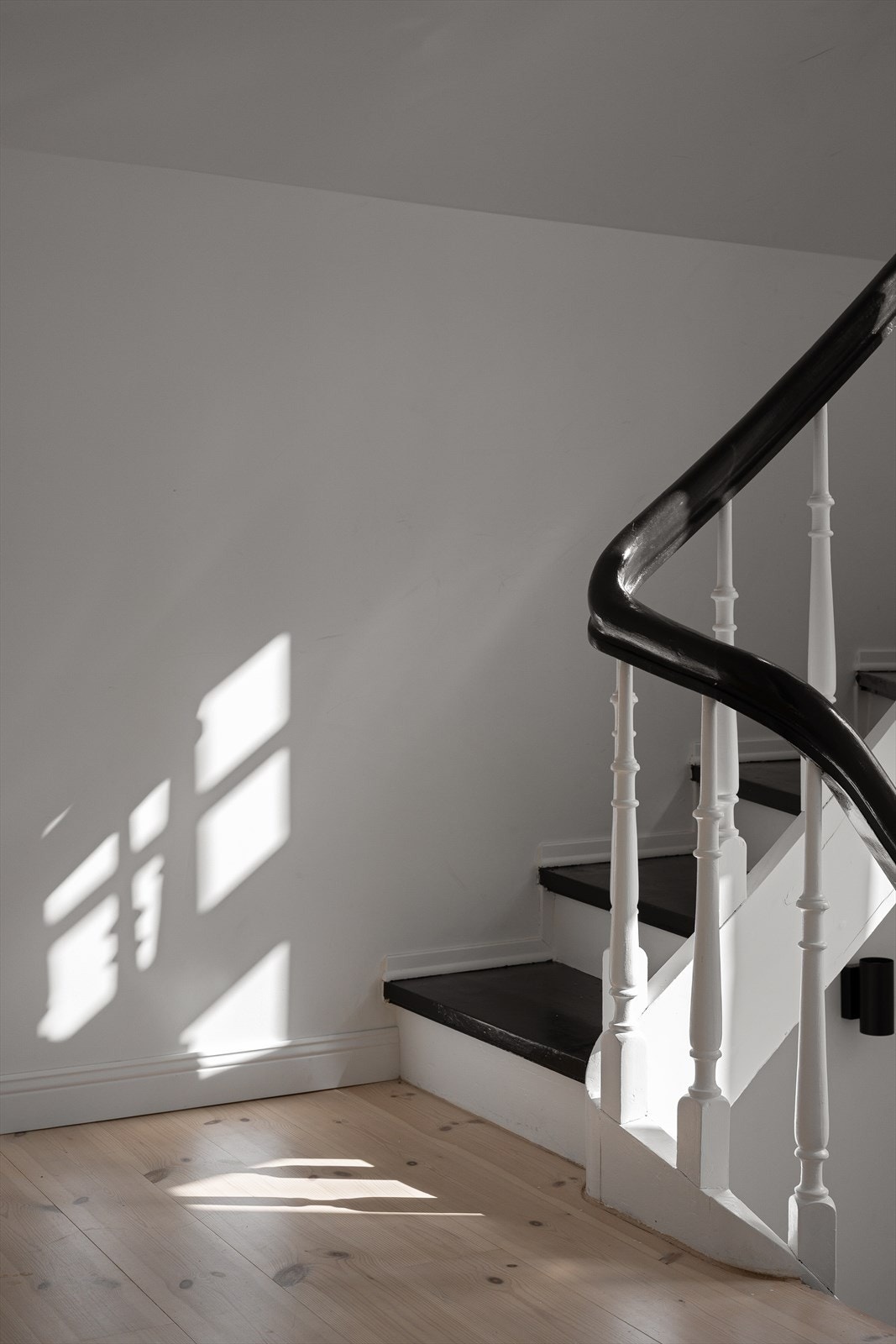 I boligens andre etasje finner vi soveromsfløyen, bestående av tre gode soverom og et bad. Galleribilde