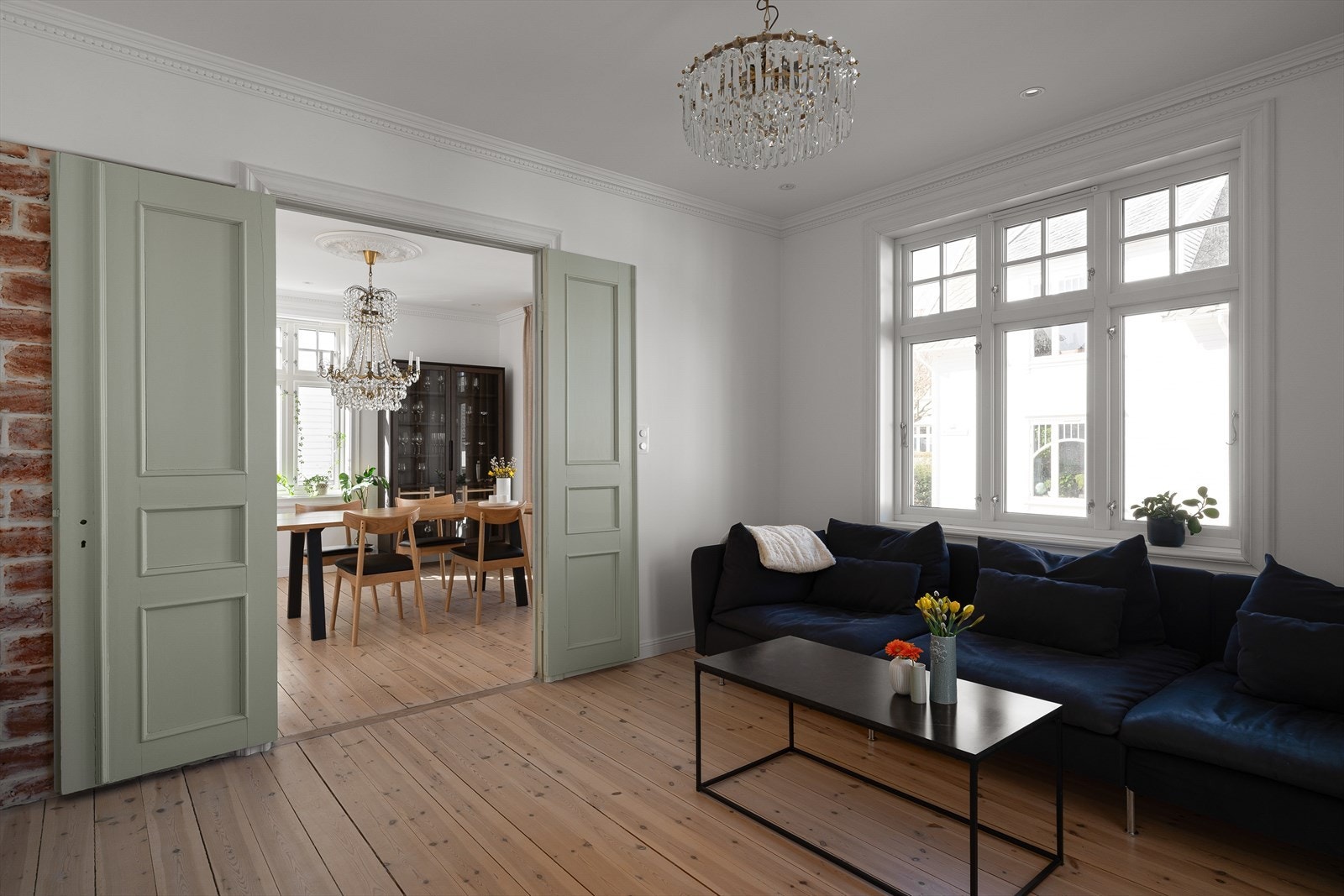 Stuen har videre adkomst til et annet rom, som egner seg perfekt som TV-stue eller ekstra oppholdsrom. Galleribilde