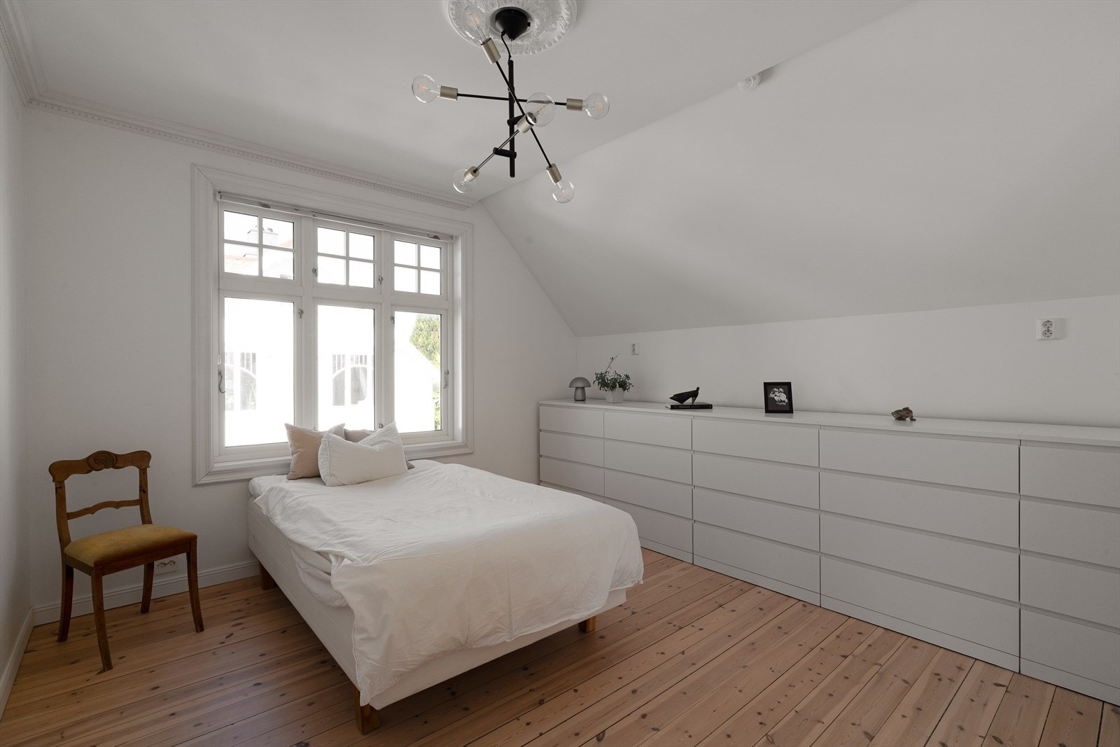 De øvrige soverommene er også av god størrelse, med plass til dobbeltseng, og egner seg godt som gjesterom, barnerom eller hjemmekontor. Galleribilde