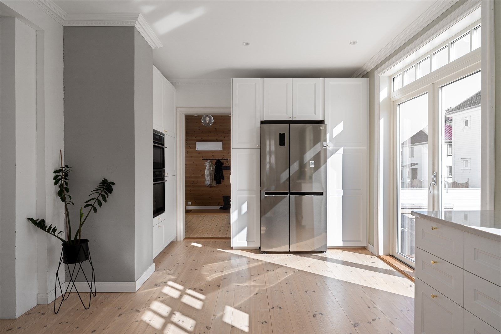 Kjøkkenet er romslig og stilrent, med lyse fronter som komplementerer boligens helhetlige uttrykk. Galleribilde