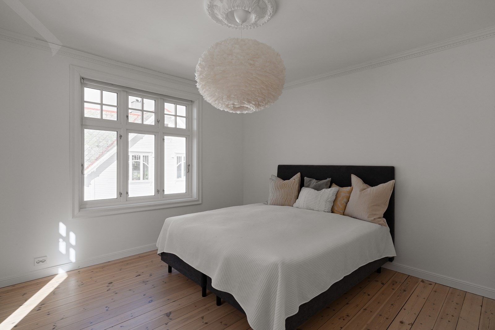 Hovedsoverommet er romslig, med store vindusflater og plass til dobbeltseng. Galleribilde
