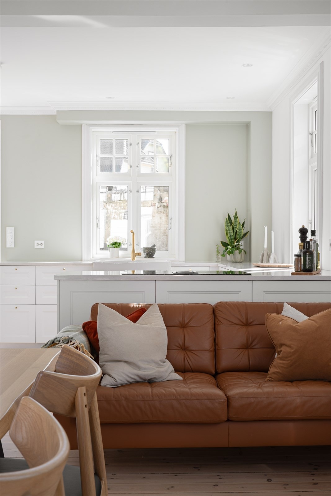 Kjøkkenet ligger i åpen løsning med stuen, noe som skaper en sosial og innbydende atmosfære. Galleribilde