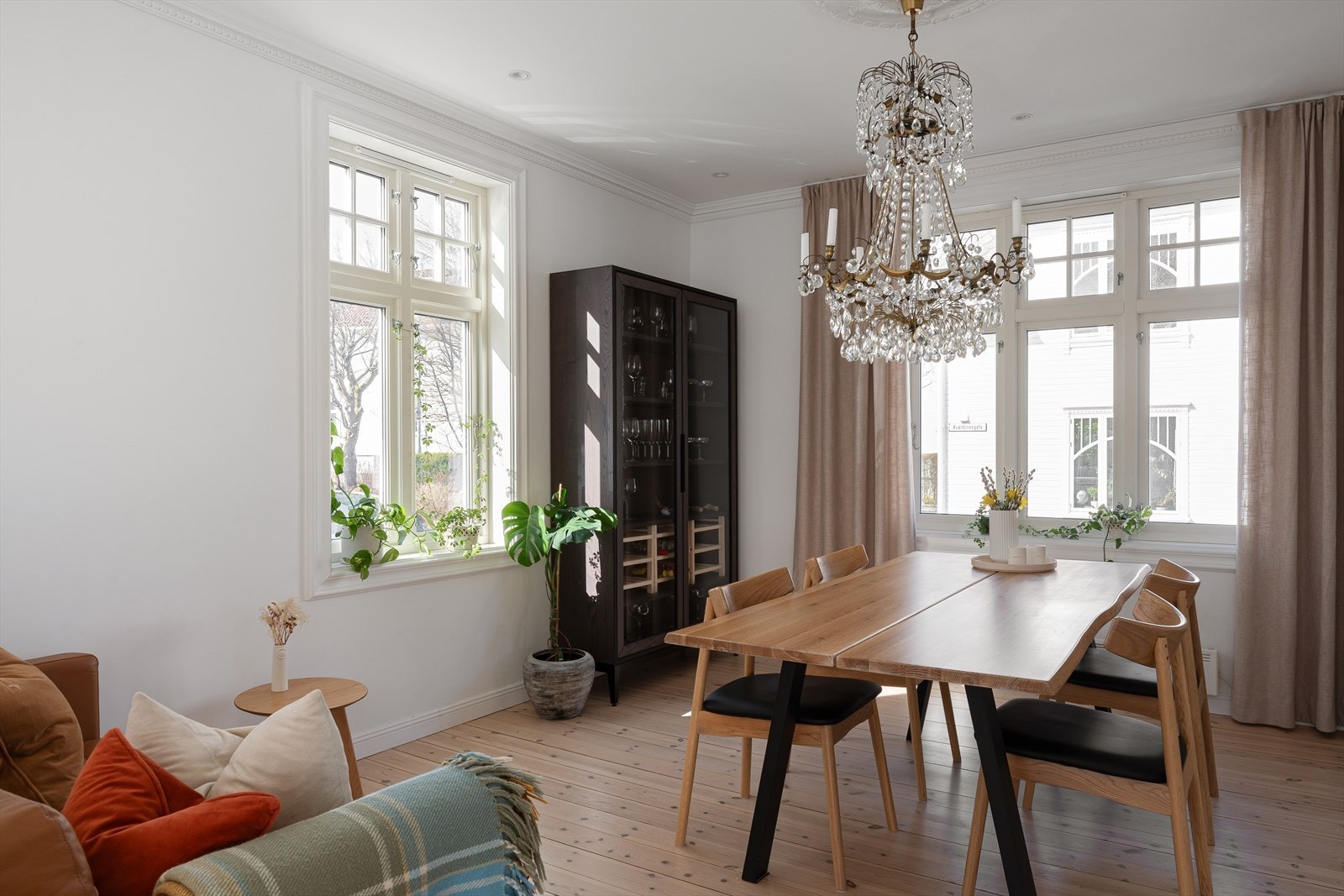 Store vindusflater lyser opp stuen fra alle vinkler. Galleribilde