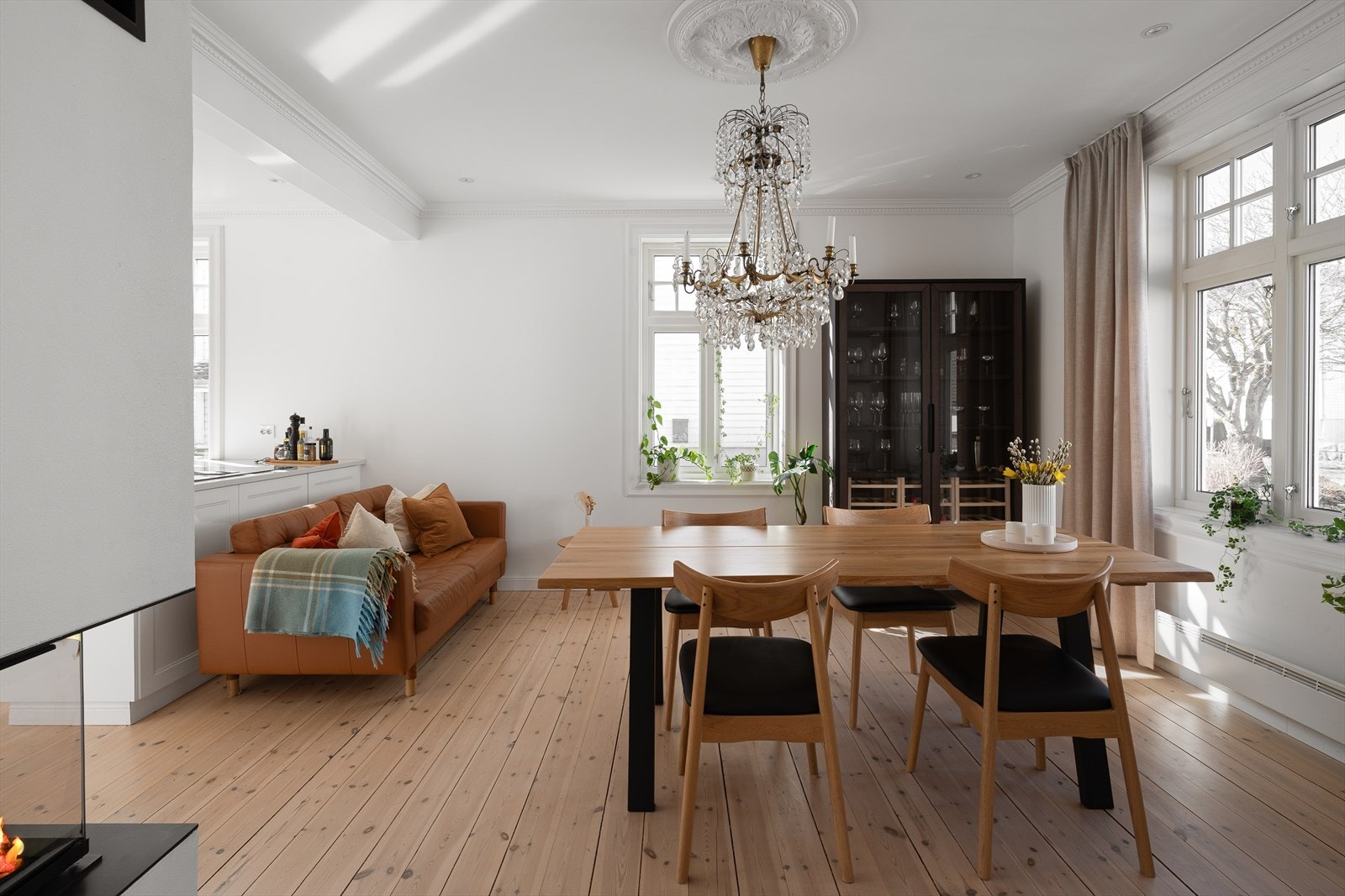 Det er god plass til sofa, spisebord og øvrig møblement. Galleribilde