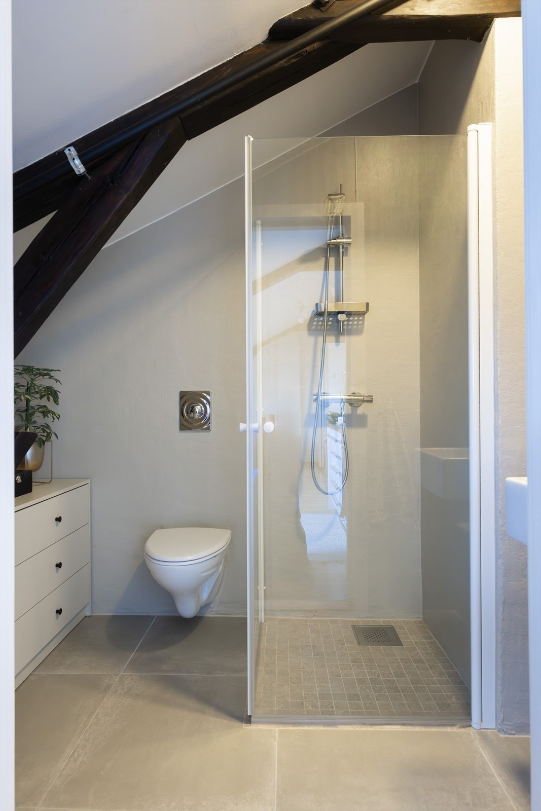Innredning består av veggmontert WC, dusjplass, servant og opplegg for vaskemaskin. Galleribilde