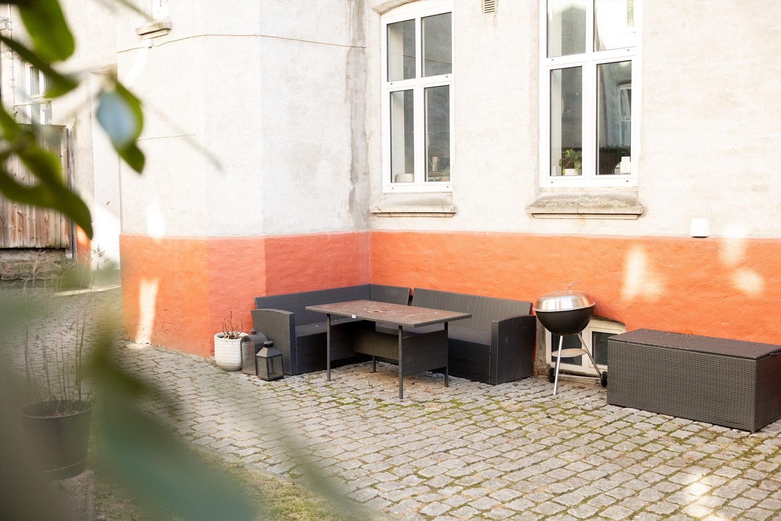 Hyggelig felles bakgård med sittegruppe og grill. Galleribilde