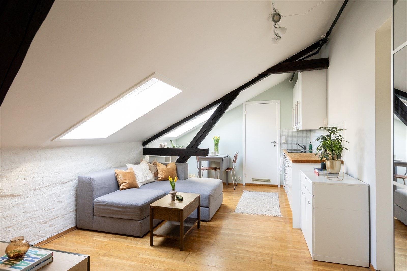 En moderne loftsleilighet som ble bygget om i 2005 med gulvareal på 25 kvm. Galleribilde