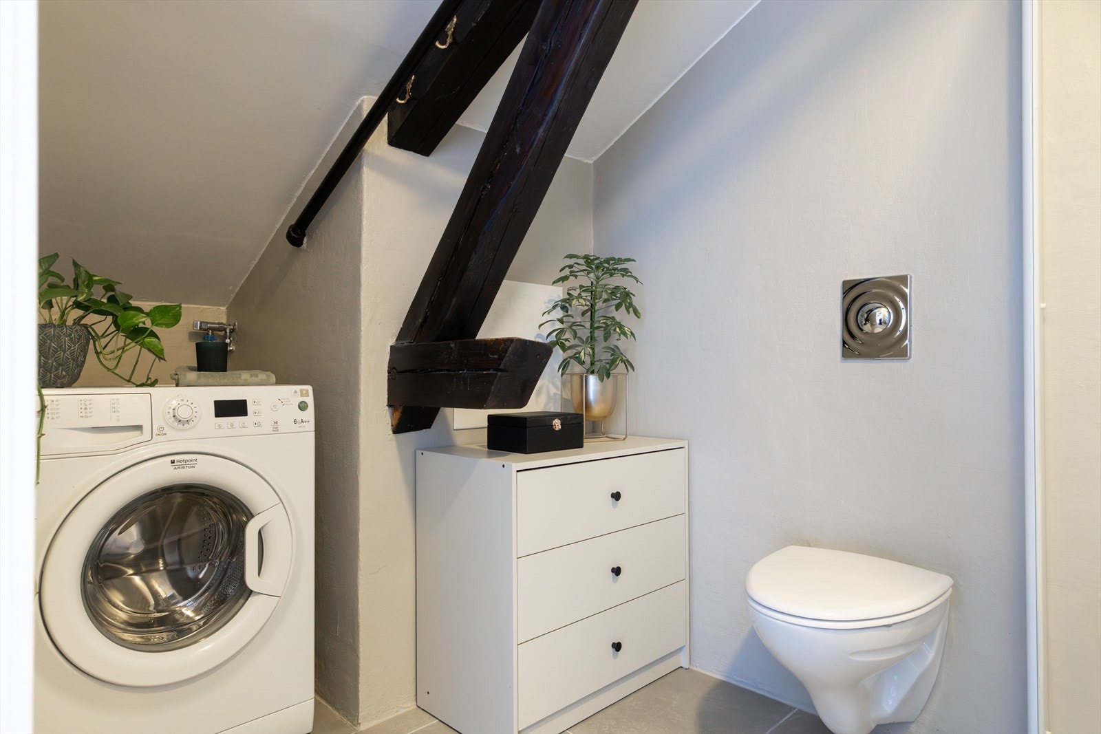 Flislagt, tidløst bad med gulvvarme og opplegg for vaskemaskin. Badet ble oppgardert ved egeninnsats av nåværende eier i 2025. Galleribilde