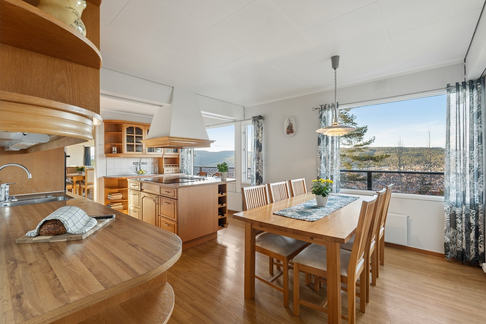 Over benkeflaten er det flislagte vegger som gir en slitesterk og funksjonell arbeidsflate. Galleribilde