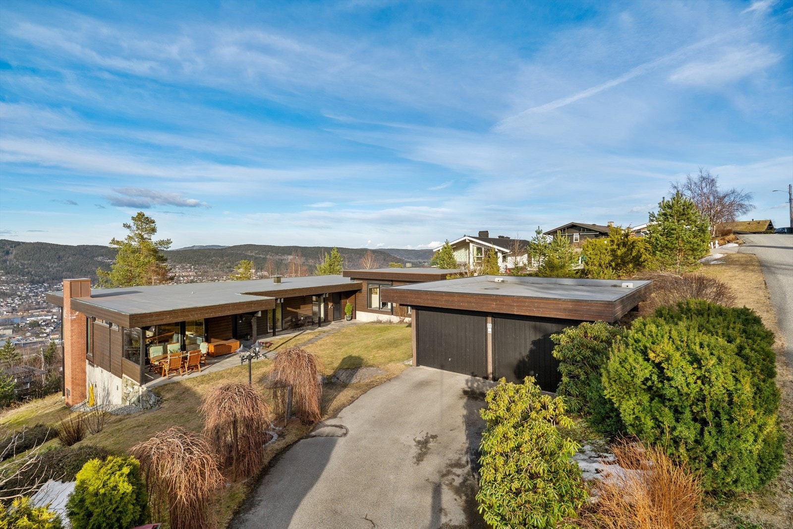 Boligen har parkering på egen gårdsplass, samt parkering i egen romslig dobbelgarasje med automatisk portåpner - atkomstveien til garasjen er asfaltert. Galleribilde