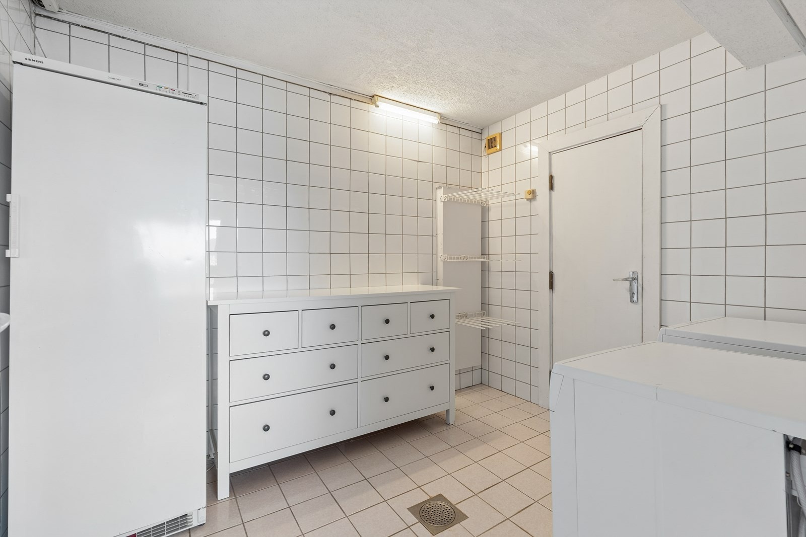 Vaskerommet i underetasjen - Det er klargjort med røropplegg for vaskemaskin. Galleribilde