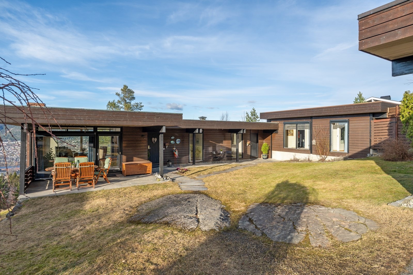 Pent opparbeidet hageområde - perfekt for hyggelige utetider og avslapning. Galleribilde