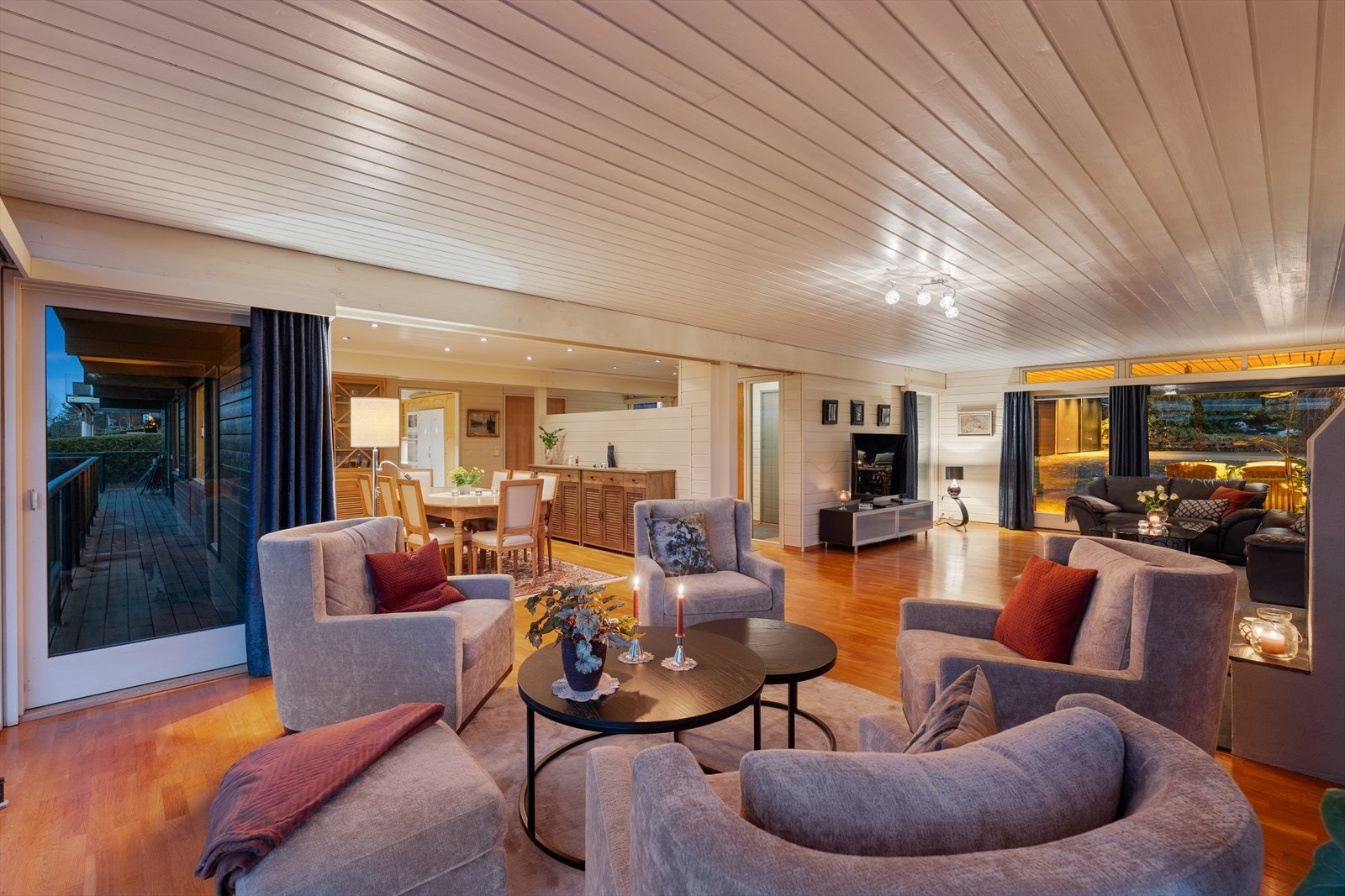 Et stort, gjennomgående oppholdsrom med flere soner som gjør det enkelt å innrede både til sosialt samvær, TV-krok og rolige lesestunder. Galleribilde