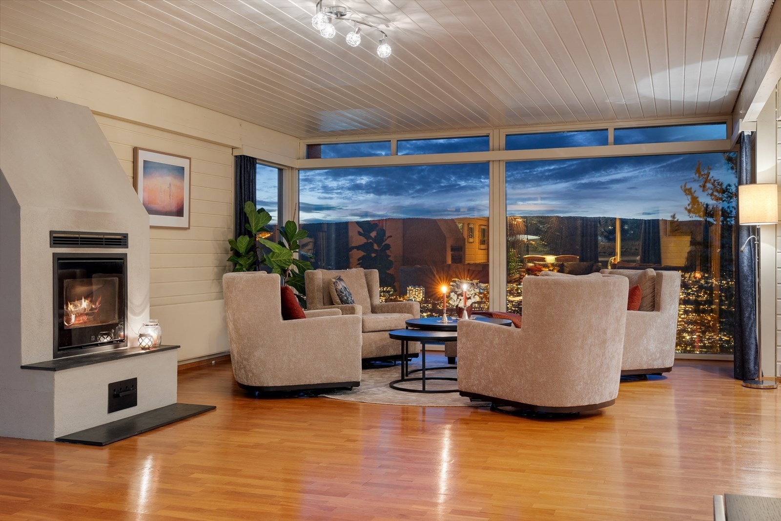 Koselig peis i stuen skaper varme og stemning. Galleribilde