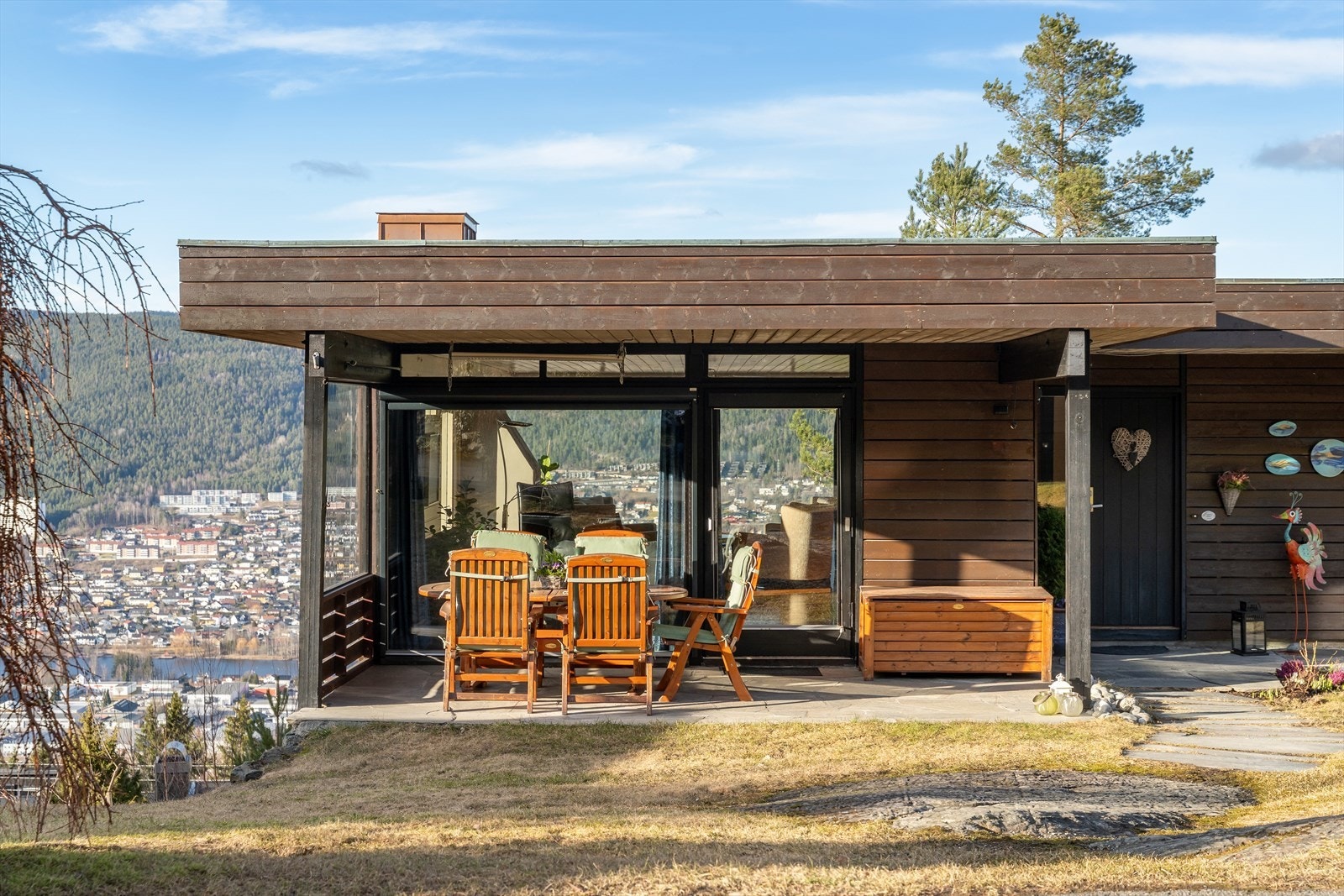 Terrasse ved inngangspartiet - et trivelig uteområde med utsikt og gode solforhold. Galleribilde